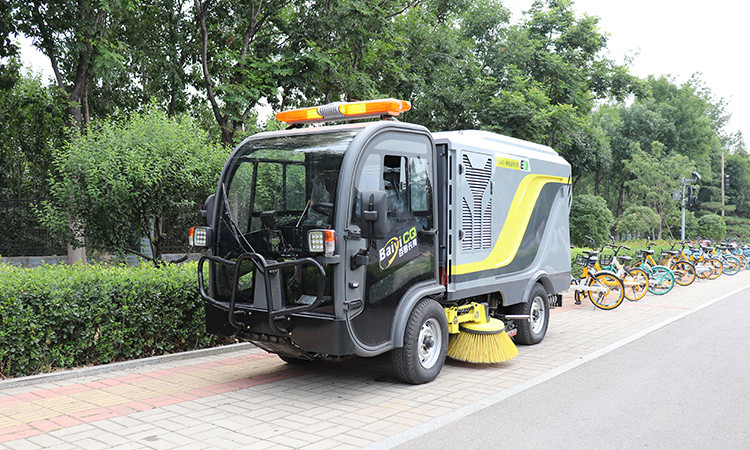 冬季，环卫道路的降尘离不开电动清扫车和高压清洗车