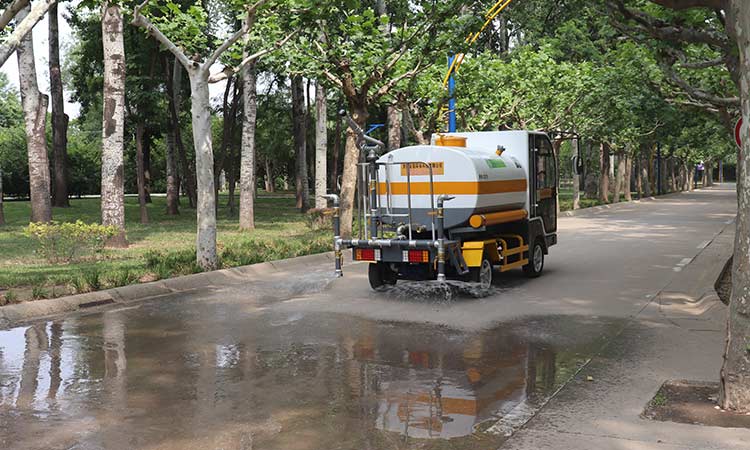 小型洒水车道路撒水