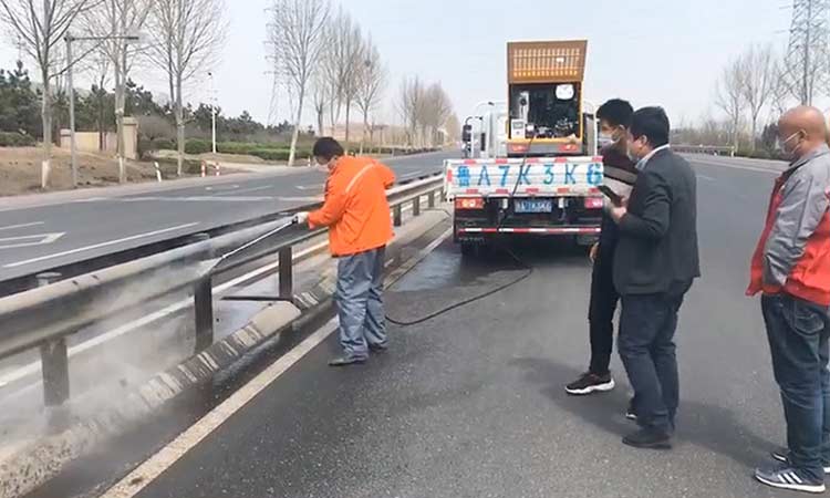 多功能高压清洗车道路道路护栏清洗作业现场