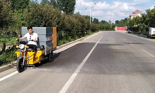 道路高压清洗车是一款道路冲洗，水扫多用途电动环卫设备