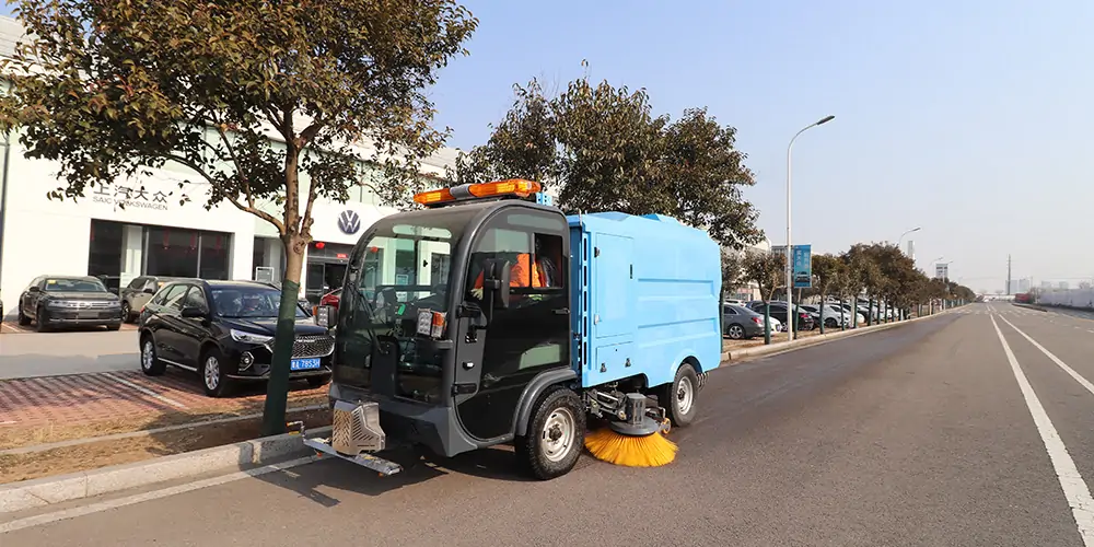 路面污渍清洁“专家”_电动洗扫车_环卫洗扫车_小型洗扫车
