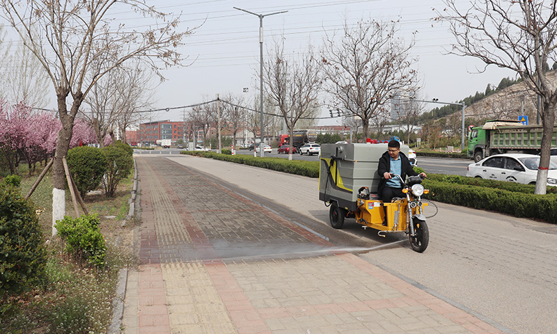 市政道路及景区道路狭窄难以通行，卫生治理难度大？别担心，一辆三轮多功能高压清洗车即可解决！