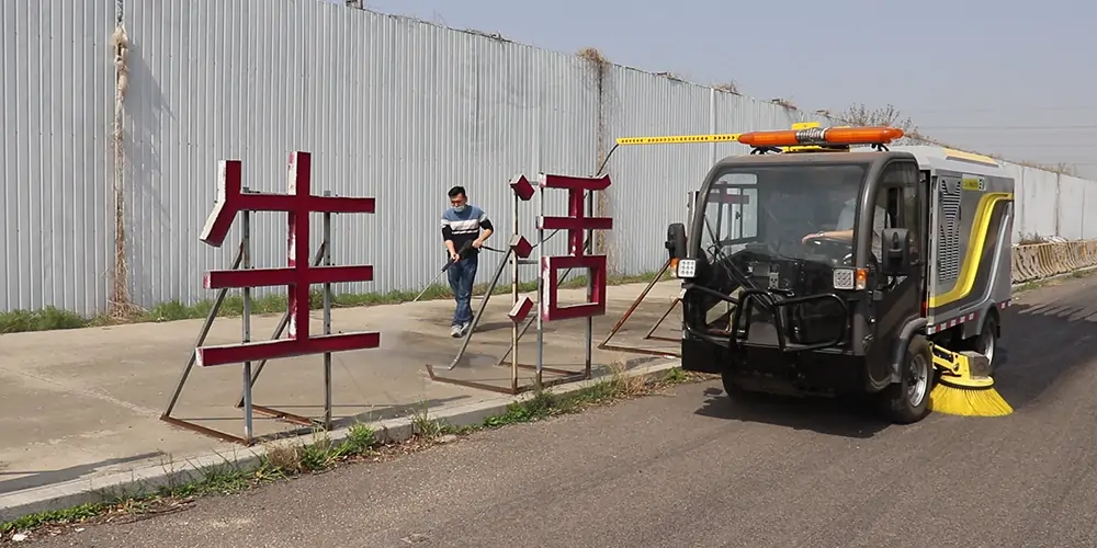 道路洗扫车_路面污渍清洁“专家”_电动洗扫车_环卫洗扫车_小型洗扫车