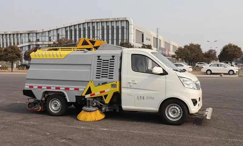 可上牌纯电动洗扫车！自动档位，动力强劲，专注背街小巷路面卫生治理！