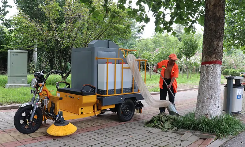 小型三轮驾驶式树叶收集车：环卫利器的革新，操作简单，功能多样！