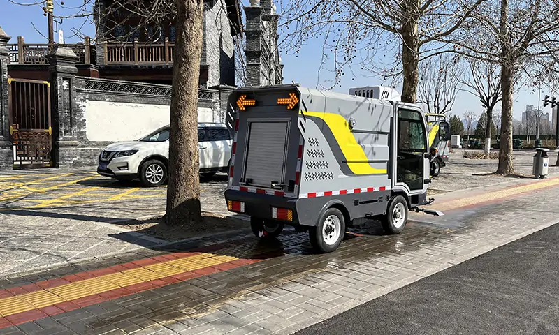 四轮多功能高压清洗车：城市道路治理的利器