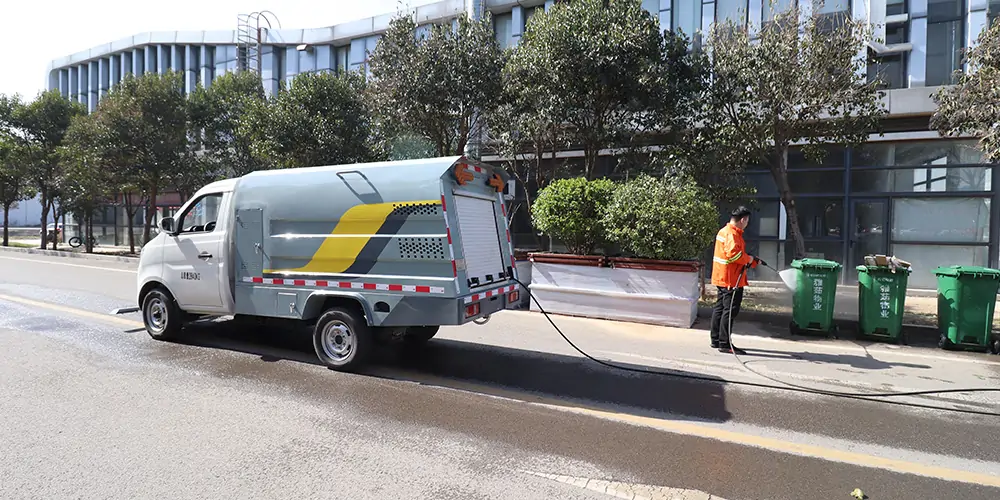 多功能道路养护车：城市环卫的理想选择