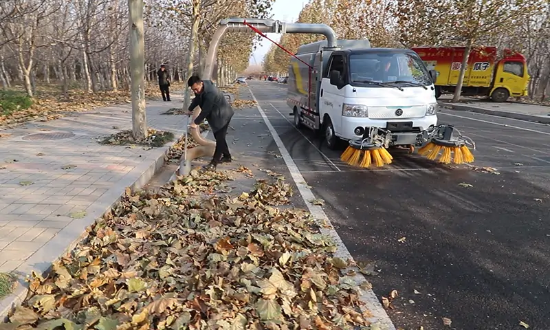 新能源树叶收集车：高效环保的城市清洁利器