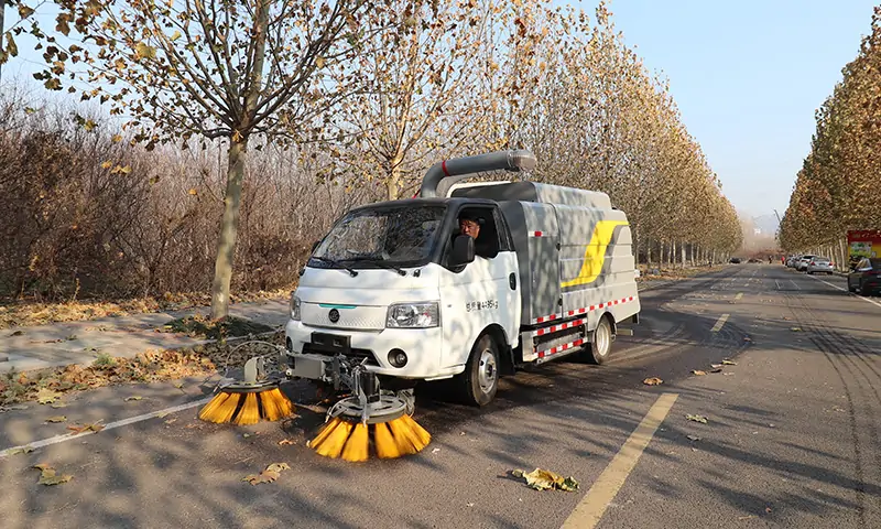 多功能四轮树叶收集车：秋季落叶收集的理想工具