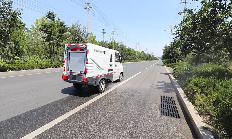 小型纯电动清扫车：绿色高效的道路清洁解决方案