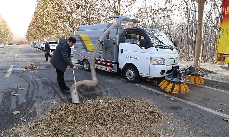 新能源树叶收集车：提升城市清洁效率的环保利器