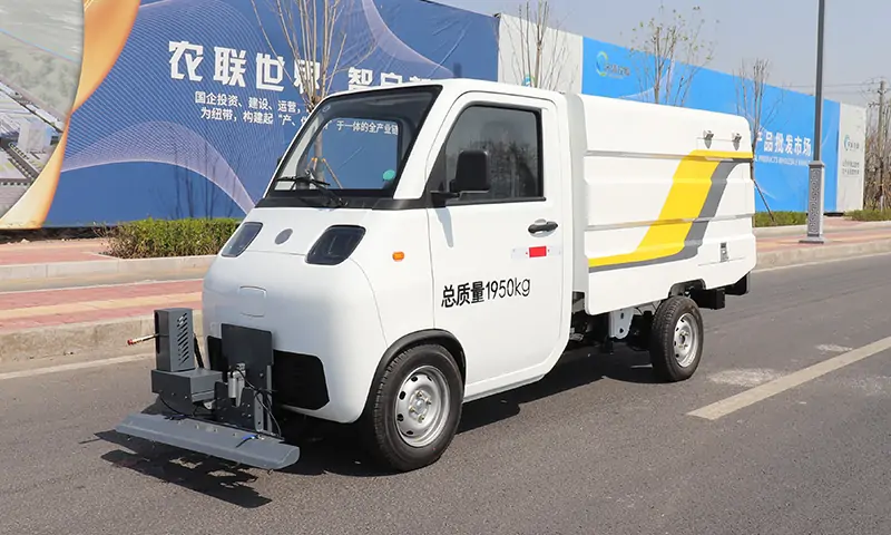 绿色环保、高效便捷——新能源树叶收集车助力城市秋季环卫