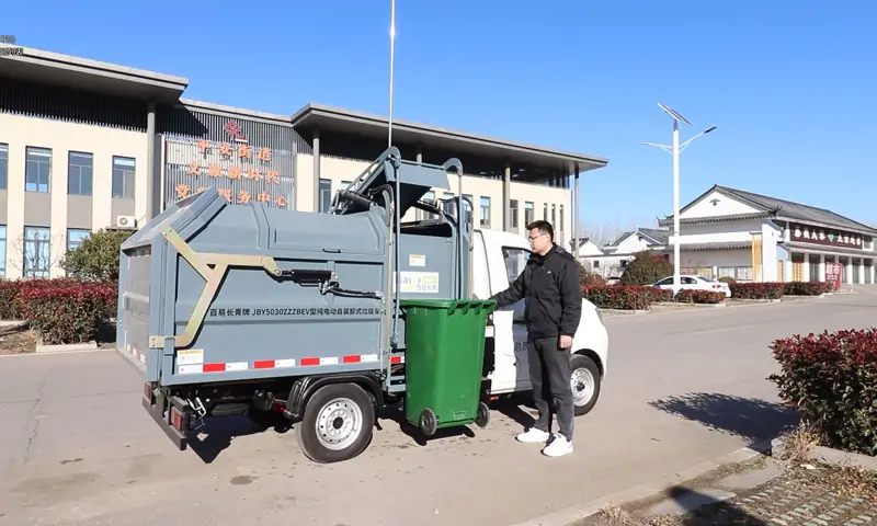 智慧环卫新选择——侧装式新能源垃圾清运车全面提升城市清洁效率